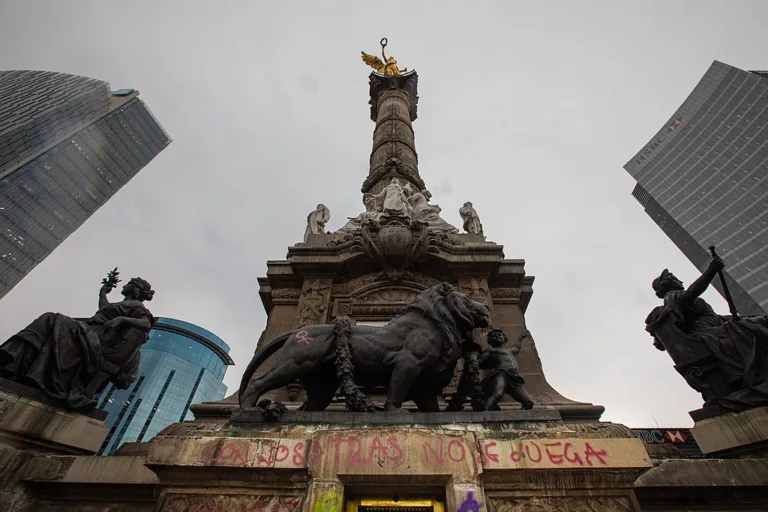 Detalle_del_Monumento_a_la_Independencia_con_las_pintas_realizadas_durante_la_marcha_del_16_de_agosto_2019