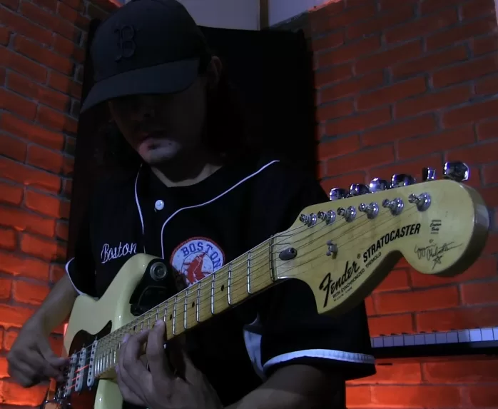 Acerca de Bixé. Bixé tocando con la guitarra fender Stratocaster Yngwie Malmsteen Signature.